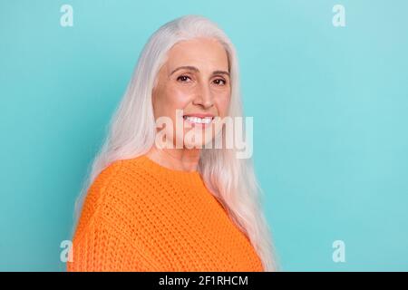 Profil Seitenansicht Porträt von attraktiven fröhlich grauhaarige Frau Kopie Leerer leerer leerer Raum, der über blauem, hellem Hintergrund isoliert ist Stockfoto