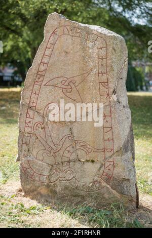 Ein Runenstein mit einer Insciption aus dem 11th. Jahrhundert n. Chr. in Universitetsgarten, Uppsala, Schweden. Stockfoto