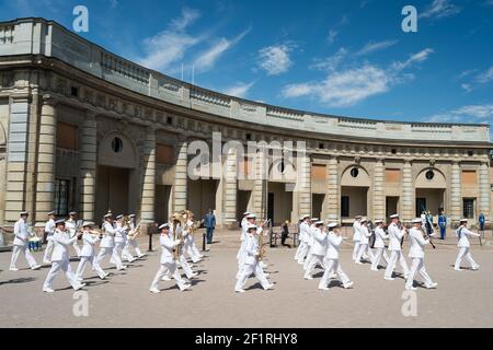 Wachwechsel, begleitet von der Royal Swedish Navy Band, Kungliga Slottet, Gamla Stan, Stockholm, Schweden. Stockfoto