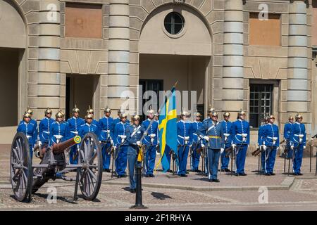 Wachwechsel, begleitet von der Royal Swedish Navy Band, Kungliga Slottet, Gamla Stan, Stockholm, Schweden. Stockfoto