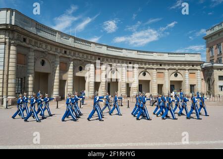 Wachwechsel, begleitet von der Royal Swedish Navy Band, Kungliga Slottet, Gamla Stan, Stockholm, Schweden. Stockfoto