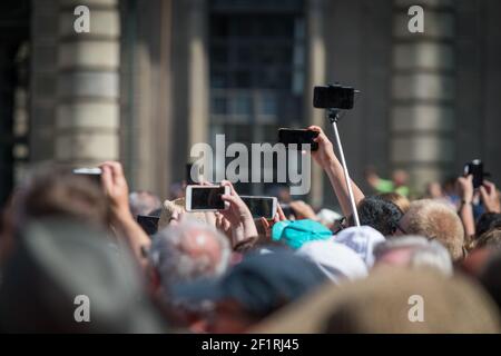 Mitglieder der Öffentlichkeit fotografieren den Wachwechsel, Kungliga Slottet, Gamla Stan, Stockholm, Schweden. Stockfoto