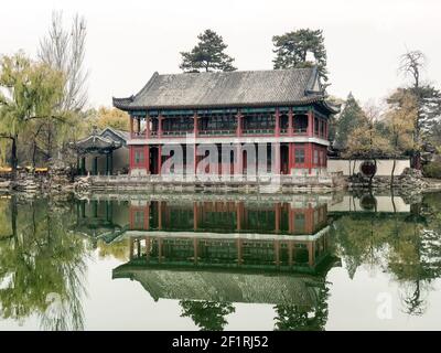 Kleine Pavillons neben dem See im Kaiserlichen Sommerpalast des Bergresort in Chengde. Stockfoto