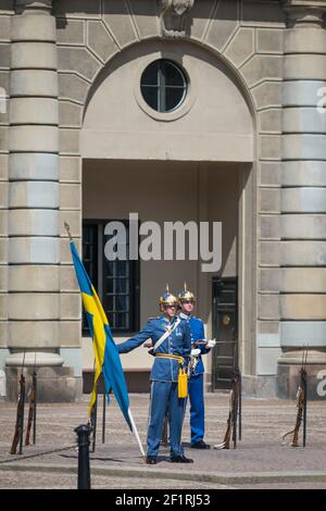 Wachwechsel, begleitet von der Royal Swedish Navy Band, Kungliga Slottet, Gamla Stan, Stockholm, Schweden. Stockfoto