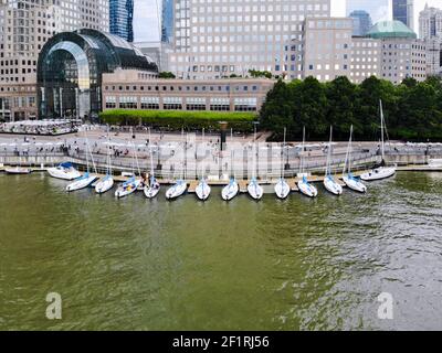 Luftaufnahme der Boote, die an der North Cove Marina, Hudson River, NYC angedockt sind Stockfoto