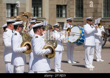 Wachwechsel, begleitet von der Royal Swedish Navy Band, Kungliga Slottet, Gamla Stan, Stockholm, Schweden. Stockfoto