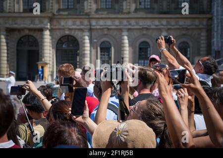 Mitglieder der Öffentlichkeit fotografieren den Wachwechsel, Kungliga Slottet, Gamla Stan, Stockholm, Schweden. Stockfoto