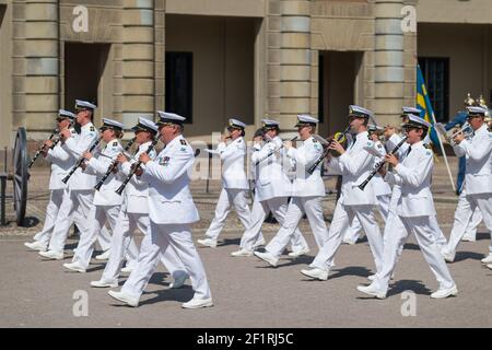 Wachwechsel, begleitet von der Royal Swedish Navy Band, Kungliga Slottet, Gamla Stan, Stockholm, Schweden. Stockfoto