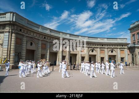 Wachwechsel, begleitet von der Royal Swedish Navy Band, Kungliga Slottet, Gamla Stan, Stockholm, Schweden. Stockfoto