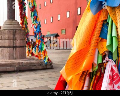 Buddhistische farbige Gebetsfahnen am Putuo Zongcheng Buddhistischen Tempel, Chengde, China Stockfoto