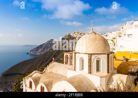 Typisch griechische Kirche auf Santorini Insel in den Kykladen, Griechenland Stockfoto