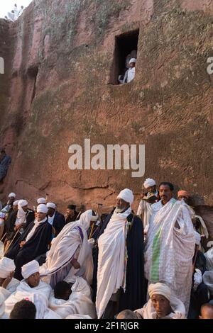 Pilger beobachten die Menschenmassen unten in der St. Emmanuel Kirche während Gena, dem äthiopisch-orthodoxen Weihnachtsfest in Lalibela, Äthiopien. Stockfoto