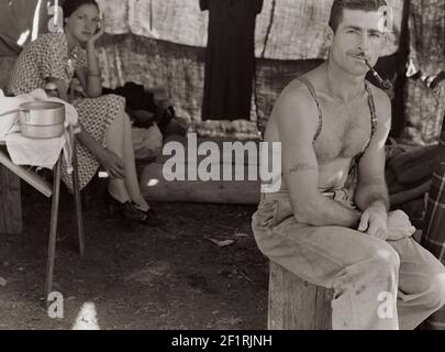 Arbeitsloser Holzarbeiter auf dem Weg mit seiner Frau zur Bohnenernte. Notieren Sie sich seine Sozialversicherungsnummer tätowiert auf seinem Arm. Oregon. - Foto von Dorothea lange Stockfoto