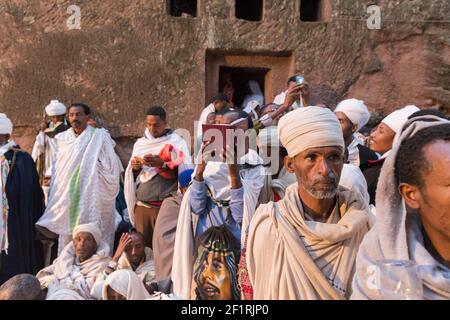 Pilger bei einem Gottesdienst in der St. Emmanuel Kirche während Gena, der äthiopisch-orthodoxen Weihnachtsfeier in Lalibela, Äthiopien. Stockfoto