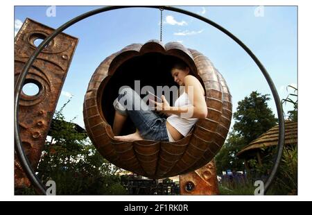 Letzte min Vorbereitung bei der Hampton Court Palace Flower Show.......öffentlich zugänglich 6-11 Juli 2004.pic David Sandison 5/7/2004 der junge Jonathan Burns genießt einen Giant Pumpkin Swing von Fletcher & myburgh bei der Hampton Court Palace Flower Show......öffentlich zugänglich 6-11 Juli 2004. Pic David Sandison 5/7/2004 Stockfoto