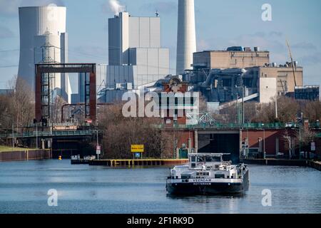 Rhein-Herne-Kanal, Neue Schleuse Herne Crange, Niederländischer Tanker Veendam, STEAG Blockheizkraftwerk Herne, NRW, Deutschland Stockfoto