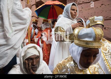 Pilger beobachten die Menschenmassen unten in der St. Emmanuel Kirche während Gena, dem äthiopisch-orthodoxen Weihnachtsfest in Lalibela, Äthiopien. Stockfoto