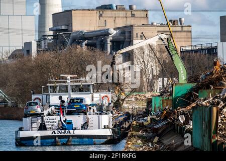 Osthafen Wanne, Verladung von Metallschrott auf ein Frachtschiff, auf dem Rhein-Herne-Kanal, STEAG Blockheizkraftwerk Herne, NRW, Deutschland Stockfoto