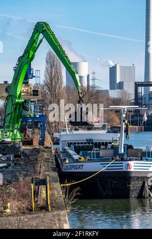 WHE Westhafen Wanne, Kohle für Kraftwerke wird von einem belgischen Frachtschiff aus Antwerpen auf Güterwagen auf die Rhein-Herne übertragen Stockfoto