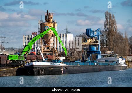 WHE Westhafen Wanne, Kohle für Kraftwerke wird von einem belgischen Frachtschiff aus Antwerpen auf Güterwagen auf die Rhein-Herne übertragen Stockfoto