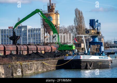 WHE Westhafen Wanne, Kohle für Kraftwerke wird von einem belgischen Frachtschiff aus Antwerpen auf Güterwagen auf die Rhein-Herne übertragen Stockfoto
