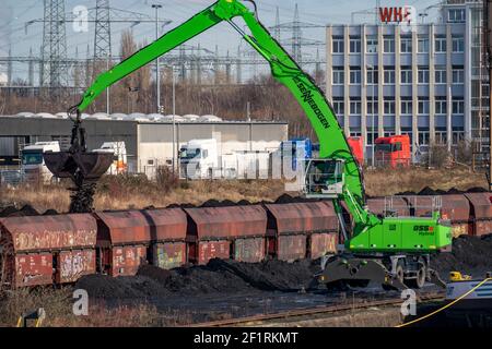 WHE Westhafen Wanne, Kohle für Kraftwerke wird von einem belgischen Frachtschiff aus Antwerpen auf Güterwagen auf die Rhein-Herne übertragen Stockfoto