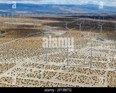 Luftaufnahme einer riesigen Reihe von gigantischen Windturbinen, die sich über die Wüste in Palm Springs ausbreiten. Stockfoto