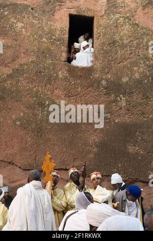 Pilger beobachten die Menschenmassen unten in der St. Emmanuel Kirche während Gena, dem äthiopisch-orthodoxen Weihnachtsfest in Lalibela, Äthiopien. Stockfoto