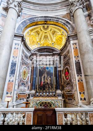 Altar der Kreuzigung des heiligen Petrus. Unter dem Altartisch befindet sich ein frühchristlicher Marmorsarkophag mit den Reliquien von Papst Leo IX. (1049-1054) - Petersdom, Vatikanstaat in Rom Stockfoto