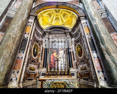 Alter of St. Thomas. Die Ungläubigkeit von St. Thomas. Der auferstandene Christus lädt den Apostel Thomas ein, seine Brustwunde zu berühren und an die Auferstehung zu glauben. Der marmorne Sarkophag darunter enthält die Reliquien von Papst Bonifatius IV. (608-615) - Petersdom, Vatikanstaat in Rom Stockfoto