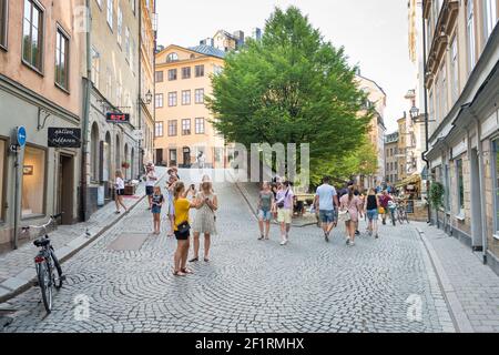 Einkäufer und Touristen in Österlånggatan, Gamla Stan, Stockholm, Schweden. Stockfoto