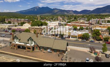 Flagstaff, Arizona/USA - 28. August 2019: Der Verkehr kommt am Bahnhof vorbei an der Route 66 in Flagstaff, Arizona USA Stockfoto