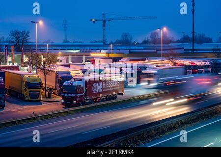 Starker Verkehr am A2 auf dem Bottrop-Süd-Servicegelände, überfüllter Parkplatz für LKW am Abend, Bottrop, NRW, Deutschland Stockfoto