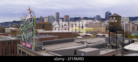 Portland, OR/USA â €" 2. April 2020: Luftaufnahme über Altstadt Porland und die berühmten Neon-Zeichen und Wasserturm 2. April 2020 Stockfoto