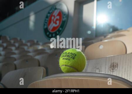 Illustration des offiziellen Tennisballs Roland Garros 2020 von Wilson unter der CoVid-Gesundheitskrise 19 während des Roland Garros 2020, Grand Slam Tennisturnier, Qualifying, am 21. September 2020 im Roland Garros Stadion in Paris, Frankreich - Foto Stephane Allaman / DPPI Stockfoto