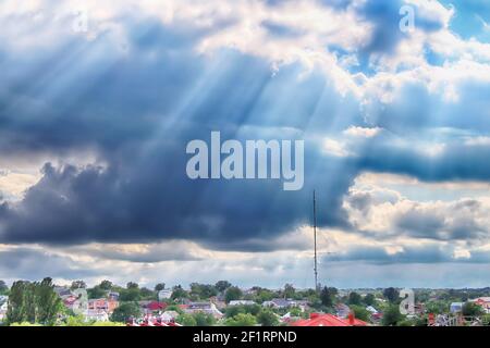 Schöne Aussicht auf Sonnenstrahlen durch Wolken und TV-Turm in Winnyzja, Ukraine Stockfoto