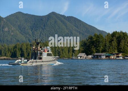 Aluminium-Motorboot Go Getter vor Schwimmhäusern Stockfoto