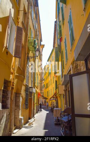 Schmale Straße und traditionelle Gebäude in der Altstadt von Nizza, Südfrankreich, im Sommer. Stockfoto