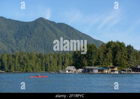 Kajakfahren vor den Schwimmhäusern, Tofino Stockfoto