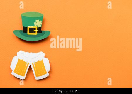St Patricks Day Symbole auf orangefarbenem Hintergrund mit Kopierraum. Stockfoto