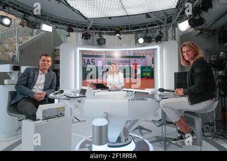 Laurent Luyat (französischer Sportjournalist bei der France Television Group), Justine Henin (Tennisberaterin der France Television Group), Amelie Mauresmo (Tennisberaterin der France Television Group) während des Roland Garros 2020, Grand Slam Tennisturniers, am 2. Oktober 2020 im Roland Garros Stadion in Paris, Frankreich - Foto Stephane Allaman / DPPI Stockfoto