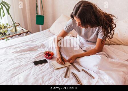 Stock Foto von unerkannten Mädchen trägt Pyjama und essen Obst. Stockfoto