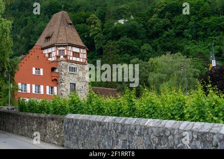 Horizontale Ansicht des historischen Roten Hauses aus dem 13th. Jahrhundert in Vaduz In Liechtenstein Stockfoto