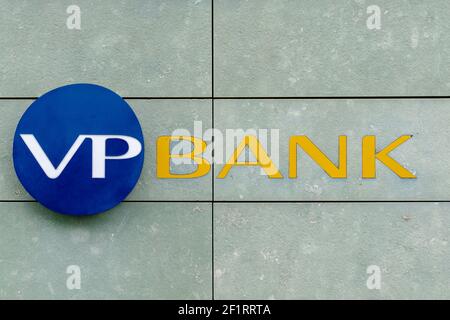 Nahaufnahme des Logos der VP Bank am Hauptsitz in Vaduz in Liechtenstein Stockfoto