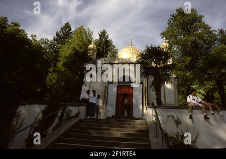 Ettal, Deutschland. 6/19/1990. Schloss Linderhof. Erbaut von König Ludwig II. Von Bayern das kleine Schloss wurde zwischen 1863 und 1886 in 2nd ROKOKO-Stil Architektur gebaut. Ludwigs maurischer Kiosk ist wunderschön, ebenso sein Schlafzimmer, seine Decken, Brunnen und Gärten. Stockfoto