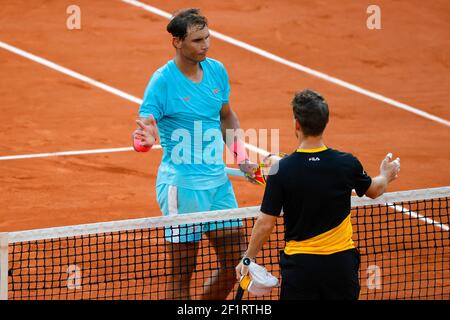 Rafael NADAL (ESP) gewann das Spiel, Feier, Rafael NADAL (ESP) begrüßte Diego SCHWARTZMAN (ARG) während der Roland Garros 2020, Grand Slam Tennisturnier, am 9. Oktober 2020 im Roland Garros Stadion in Paris, Frankreich - Foto Stephane Allaman / DPPI Stockfoto
