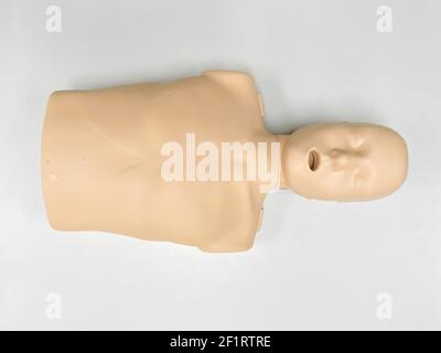 HLW-Dummy auf weißem Hintergrund für erste Hilfe und kardiopulmonale Reanimationstraining Stockfoto