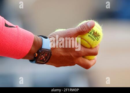 Richard Mille Uhr Modell RM 27-02 CA-FQ 01/50 TOURBILLON RAFAEL NADAL im Griff, Rafael NADAL (ESP) offiziellen Wilson Tennisball in der Hand, bevor während der Roland Garros 2020, Grand Slam Tennisturnier, am 9. Oktober 2020 im Roland Garros Stadion in Paris dienen, Frankreich - Foto Stephane Allaman / DPPI Stockfoto