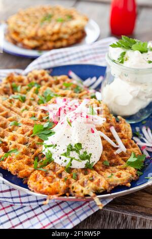 Rustikale Kartoffelpfannkuchen aus dem Waffeleisen Stockfoto