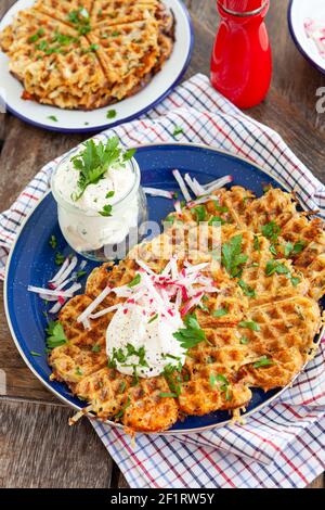 Rustikale Kartoffelpfannkuchen aus dem Waffeleisen Stockfoto